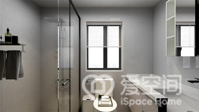 米色與灰色是衛浴空間的主要色調，給人一種安靜祥和的氛圍，干濕分離后空間更具層次感，日常使用舒適便捷。