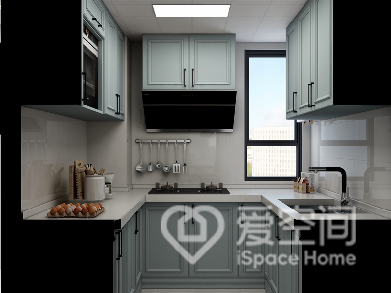 廚房給人的第一感覺是溫馨雅致，淺藍色櫥柜帶來溫和的既視感，吊柜分布層次分明，呈現出現代簡約的烹飪空間