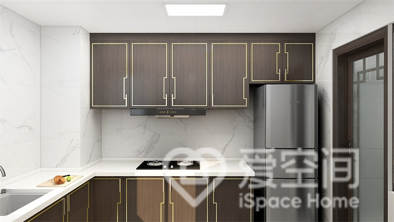 厨房整体以中性色为主，定制的木质橱柜贴合现代风格的主题，柜面局部以黄色线条勾勒，让空间显得意境感十足