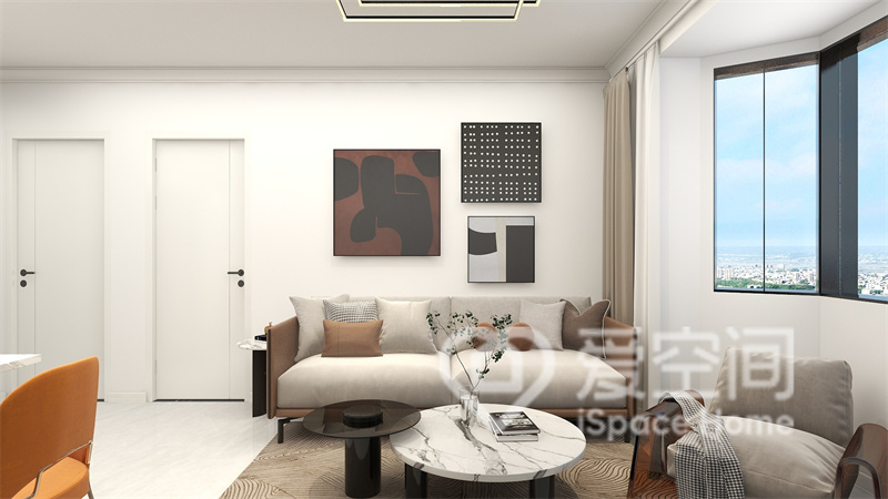 客廳的設計刪繁就簡，以白色為背景，搭配中性色說法，不同材質和光影的布置，令空間呈現出都市時尚感。