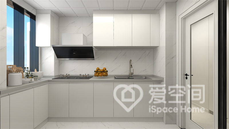 米白色櫥柜穩重克制，在白色的大理石空間中呈現出柔和溫馨的視覺感受，建構處不失溫馨的烹飪空間。
