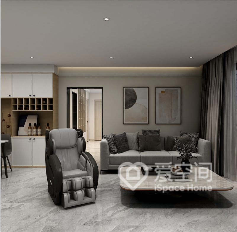 客廳空間以米色作為背景色，融入灰色的沙發，個性舒適，一側增加了按摩椅，凸顯出業主對生活的追求。