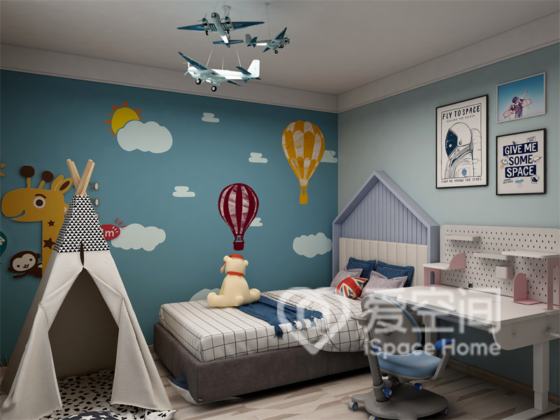 藍色的卡通背景墻令兒童房顯得十分自然和舒適，表現出小主人獨特的個性，以及對生活品質的追求。