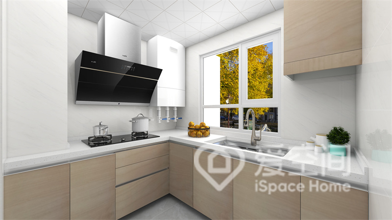 厨房选用封闭式设计，原木色的橱柜立面，提升了空间的整体质感。
