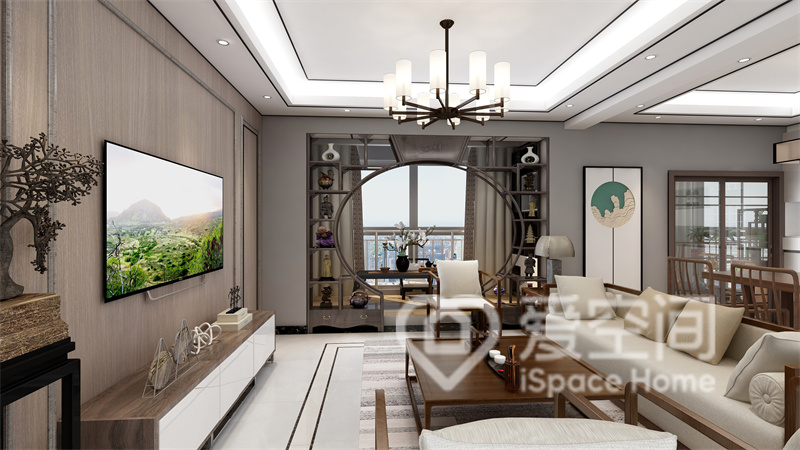 客廳選用了低飽和度色調，中式家具展現出生活的質樸感，塑造出寧靜放松的空間。
