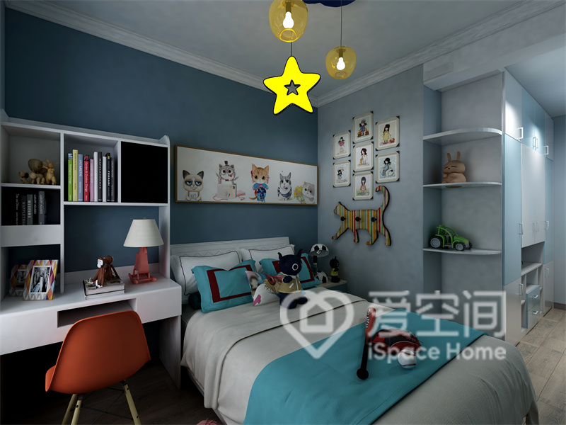 次臥以藍色為基調，兒童裝飾元素為空間增添了不少童趣感，活躍了室內氛圍。