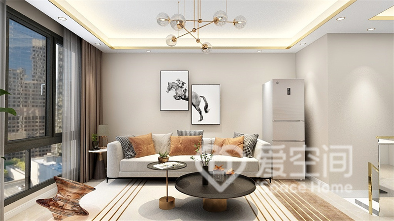 客廳用米色打造溫馨空間，搭配時尚家具與精致吊燈，呈現出質感滿滿的現代氛圍。