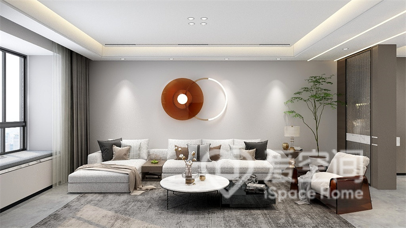 客厅以白色为主色，搭配布艺沙发、中式茶几、圆环装饰和绿植等元素，令空间变得更加完整。