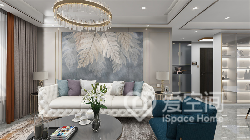 客廳背景墻以裝飾畫為主題，細膩的沙發搭配暖色抱枕，塑造出樸實氣息。