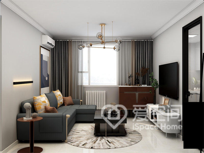 客厅平顶设计，深灰色沙发很有质感，跳色抱枕充满时尚的况味，增加了客厅的阳光感。