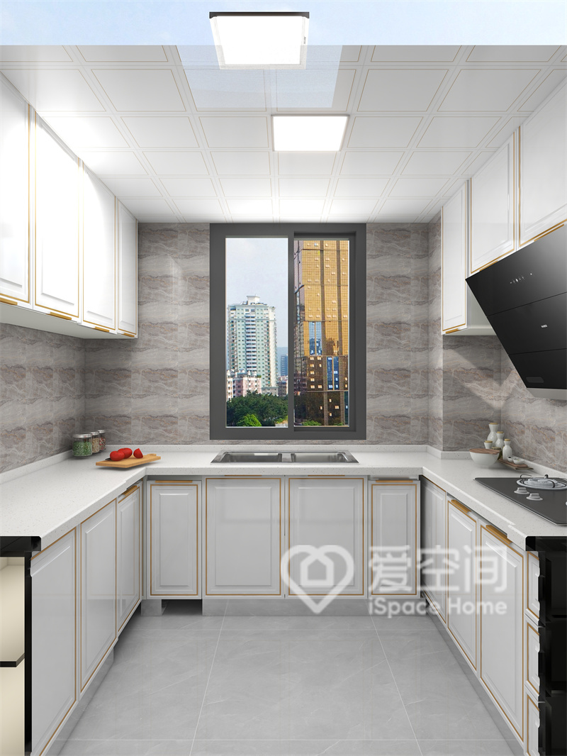 廚房櫥柜選擇定制設計，配色高級簡約，視覺上清爽不復雜，空間動線規劃流暢。