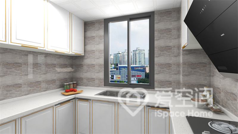 白色櫥柜的運用讓廚房光線更好，強大的收納讓廚房物品得到安置。