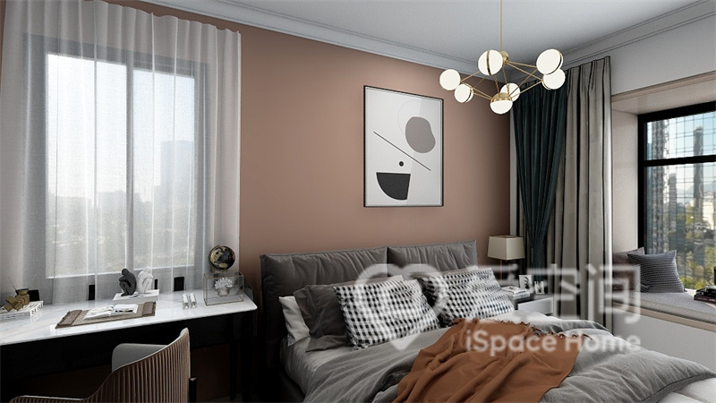 主臥視覺溫馨簡單，簡潔的粉色背景墻令空間簡約但不簡單，灰色床品帶來舒雅的既視感。