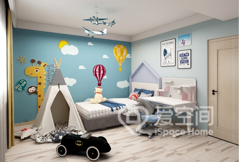 蓝色背景下，儿童家具成为房间的主角，卡通装饰蔓延到各个角落，空间的童趣感增加。