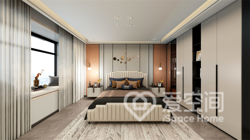 带有橙色的主卧背景使整个空间更加个性和独特，搭配褐色床品点缀，室内高端而具有仪式感。