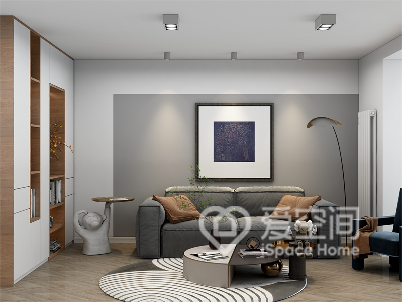 客廳用低飽和度的色調營造北歐氛圍，灰色沙發柔和舒適，裝飾畫增加了客廳檔次和品位。