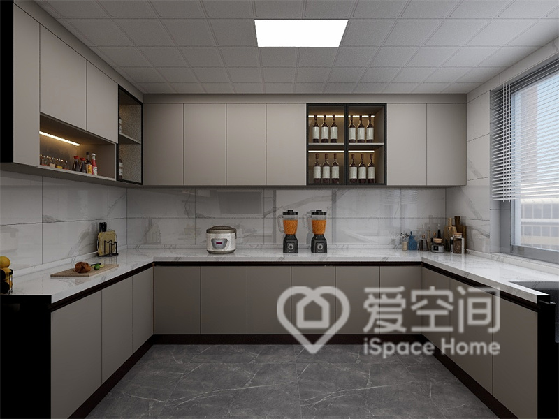 廚房的主色調是咖色，咖色櫥柜搭配白色工作臺，展現出一種優雅氣質。