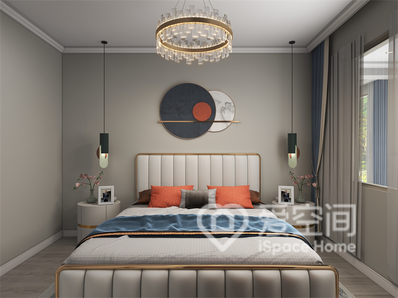 主卧配色打造出宁静和简约，灯具、床头柜对称设计，增加了休憩仪式感，很好的提升业主的睡眠质量。