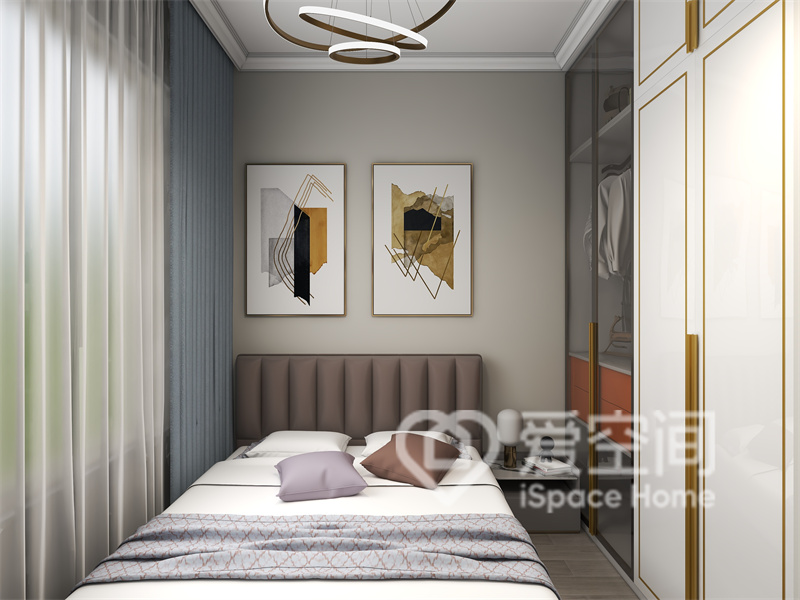 次卧床体靠墙设计，装饰画为空间增添了艺术感，衣柜收纳功能强大，空间整洁有序。