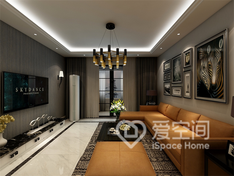 大面積灰色背景墻搭配橘色沙發，搭配時尚的吊燈，客廳低調又不失舒適性。