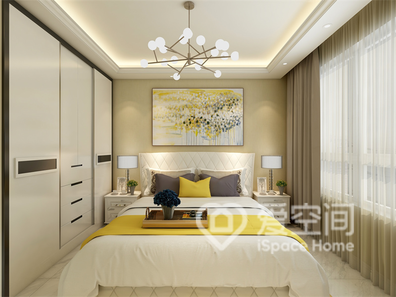 黄色带来活力感，满室旖旎。浅黄色墙面搭配白色软包，次卧精致度得到大幅提升。