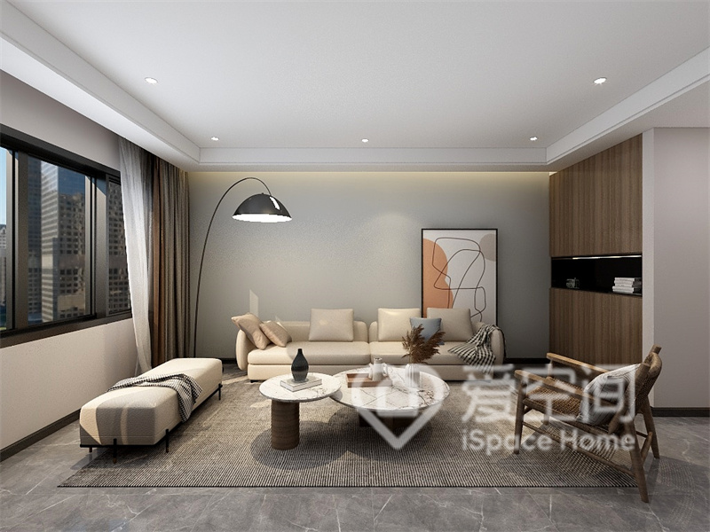 客廳無主燈設計，一進門就給人大氣溫馨的感覺，室內的家具線條簡約流暢，陳設舒適自然。