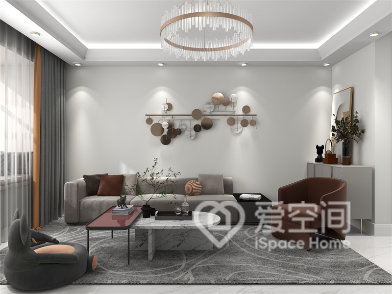 水晶吊燈、灰色沙發與金屬裝飾組合搭配，渲染出客廳的北歐氛圍，體現出業主對品質生活的追求。