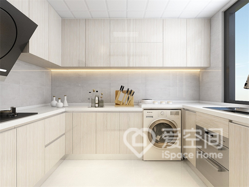 廚房摒棄了繁雜的裝飾，利用不同的材質搭配，柜面與背景毫無違和感，簡潔的設計滲透出暖性質調。
