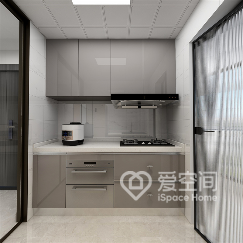 私密式厨房，为扩大视觉空间，大面积使用白色背景塑造明朗氛围，定制的米色橱柜让视觉更加明亮。