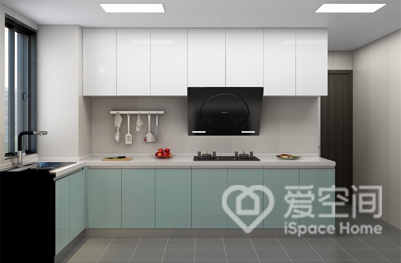 厨房空间表达了设计师趋于在空间上做减法，立面没有复杂的装饰，定制橱柜打造出明亮干净的烹饪氛围。