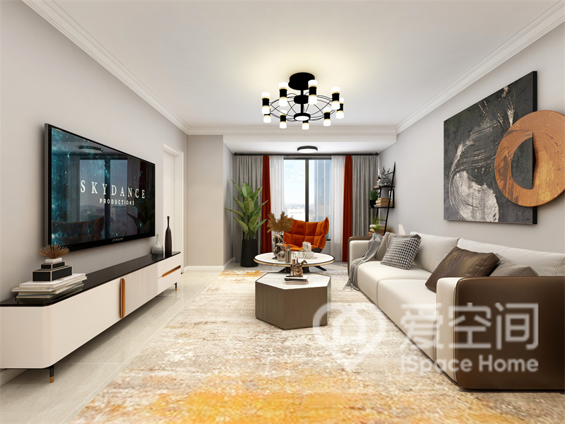 客厅空间利用白色系为背景，搭配咖色调软装，在照明的烘托下营造出别样的精致感和舒适氛围。