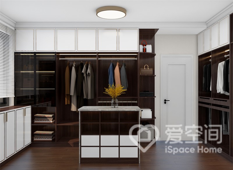 白色柜体搭配棕色柜面，为轻盈的衣帽间注入一抹沉稳气质，精致又复古，高级现代感也油然而生。