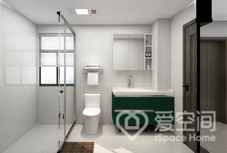 卫生间的白色砖面纹理细腻不失美感，洗手柜注重细节与比例，将收纳与实用功能完美结合。