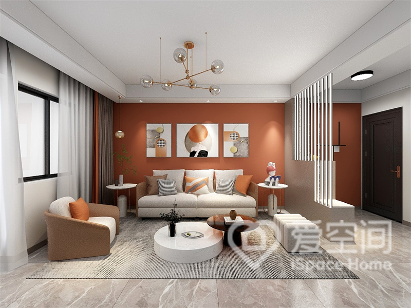 橘红色背景墙带来时尚气质，米白色沙发将客厅的简约大气衬托地淋漓尽致，软装灯具令空间拥有渐进的张力。