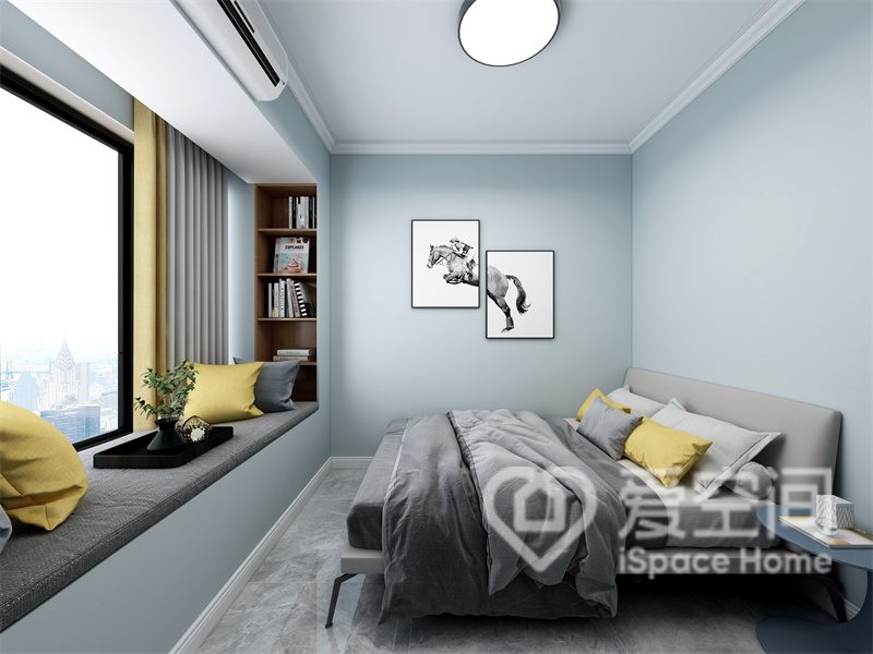浅蓝色墙面让整个次卧空间更有浪漫感，飘窗的设计拓展了功能性，增加了定制柜后空间不乏秩序感。