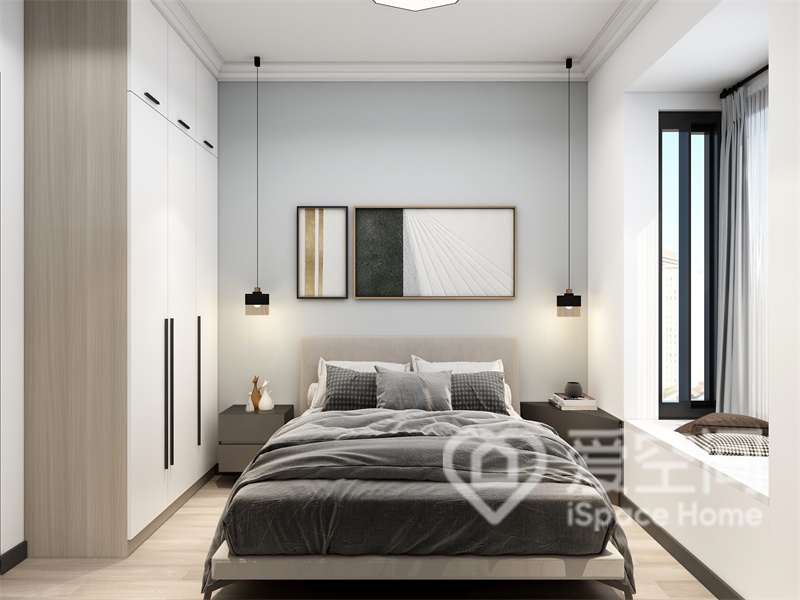 次卧的家具十分有质感，舒适柔软的床品令空间更显温馨，线性吊灯也增加了床头的氛围感。