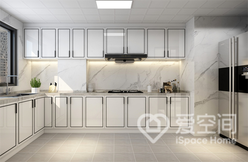 放眼整个厨房，白色橱柜令空间多了几分开阔感，柜面利落的线条蕴藏秩序，令空间显得更加有序。