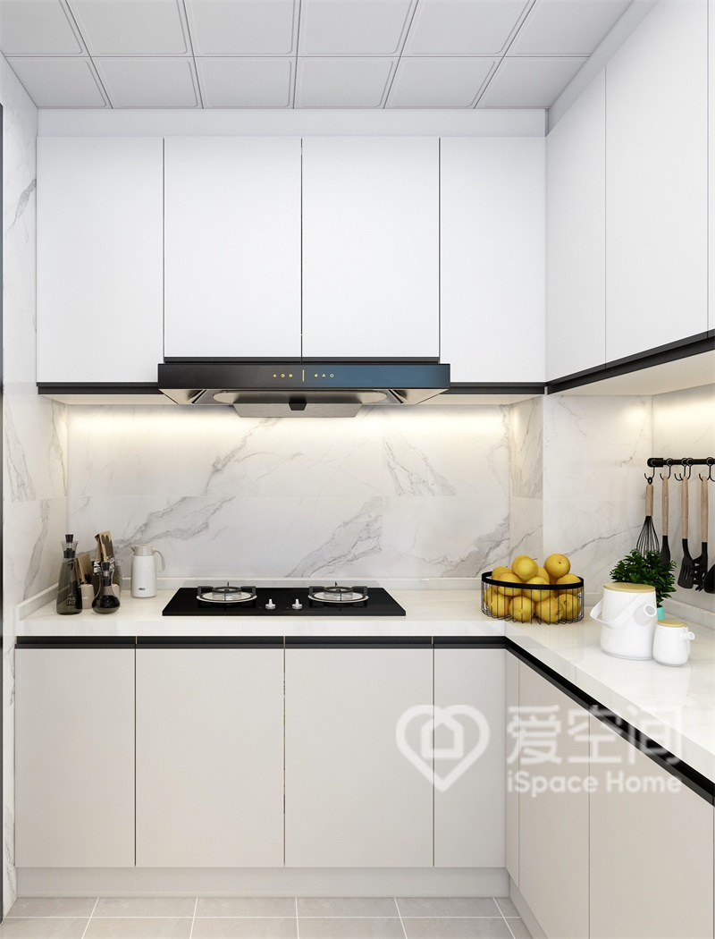 在整个厨房空间的设计之中，设计师以“白”为主题，以温暖的橱柜作为主调，让一切都显得那么流畅。