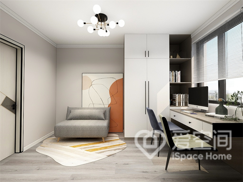 次卧空间看似低调自然，细节处却十分考究，统一的色调和质感统一的家具，呈现出既温暖又轻盈的卧室空间。