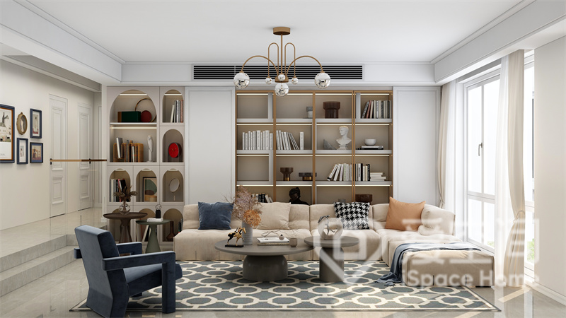 背景收纳柜给客厅空间带来更多生活情调，木饰面与布艺沙发相互制衡，空间因此显得时尚而精致。
