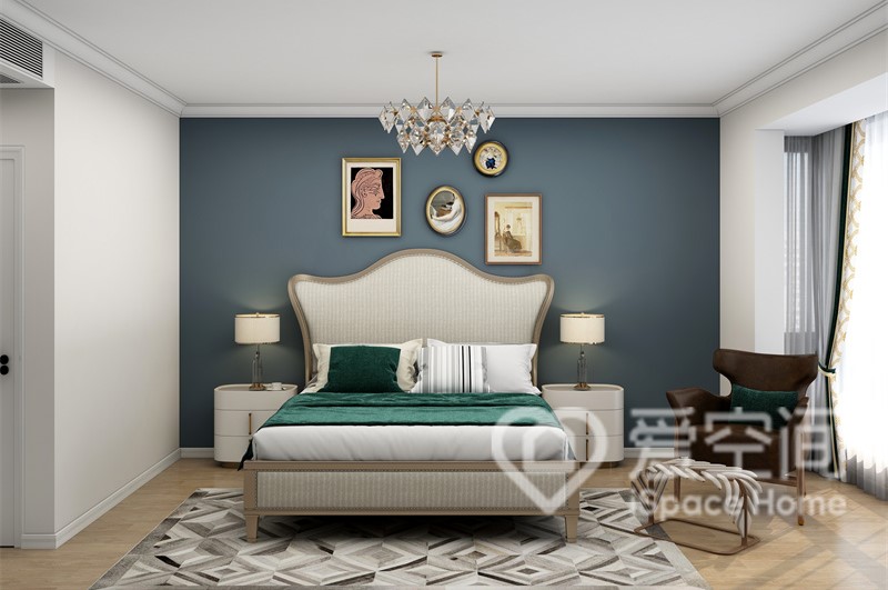 蓝白色空间中融入造型华丽的双人床，蓝色与绿色的碰撞勾勒出专属次卧的高级优雅之感。
