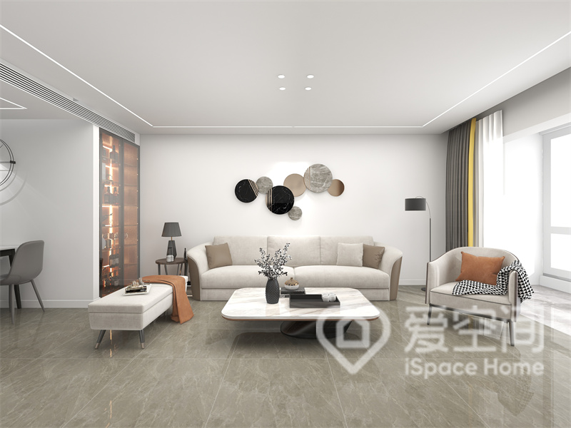 客厅无吊顶设计，布艺沙发反射出现代风格的品质感，室内装饰给业主带来舒适雅致的生活氛围。