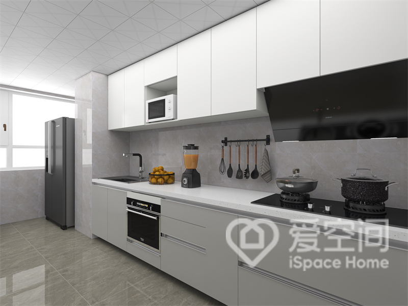 厨房空间没有做太多复杂的造型，空间通透大气，定制的橱柜高度贴合空间结构，释放出很多储藏空间。