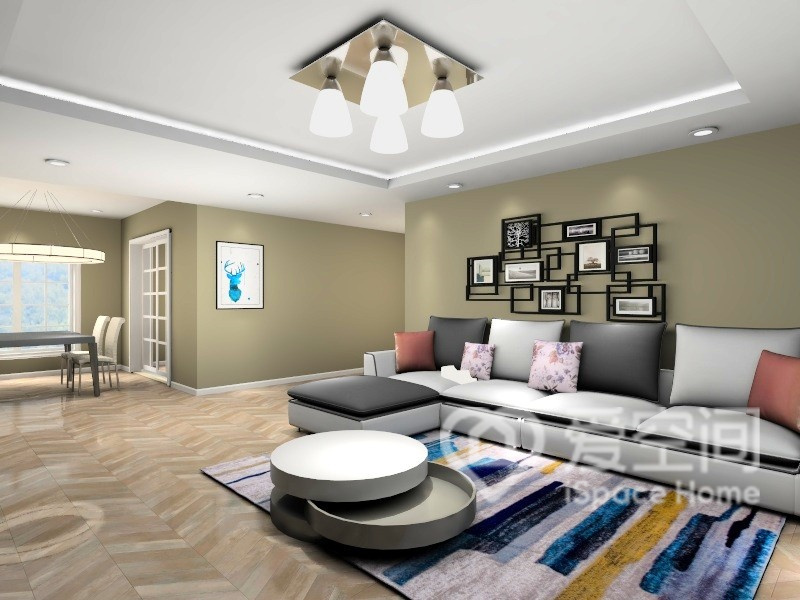 客厅以米色为空间背景，家具传递出细腻质感，考虑到背景的实用及美观性，设计师放置了相框组合。