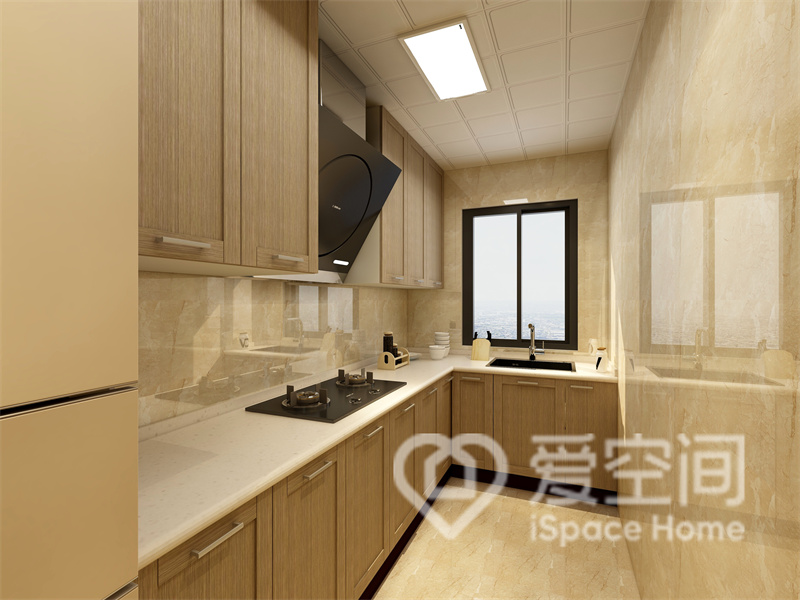 设计师根据空间结构定做橱柜，原木元素的融入增加了空间的温馨质感，让厨房变得更加有品质。