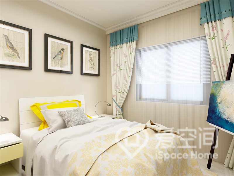 次卧空间达到了以少胜多的装修效果，黄色与蓝色的点缀，彰显出现代优雅格调，充分满足了业主的审美需求。