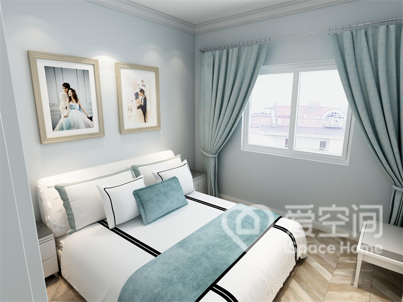 浅蓝色的背景空间中，搭配蓝白色床品，主卧显得更加简洁自然，相册的装饰提升了空间的温馨感。