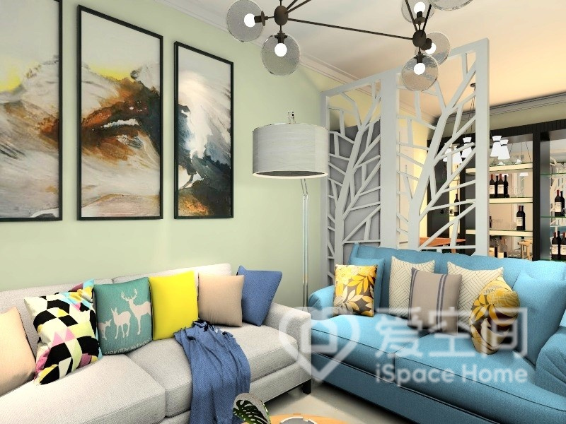 客厅以浅绿色为背景，搭配蓝白布艺沙发组合，重塑了空间活力感，打造出清新治愈的居家环境。