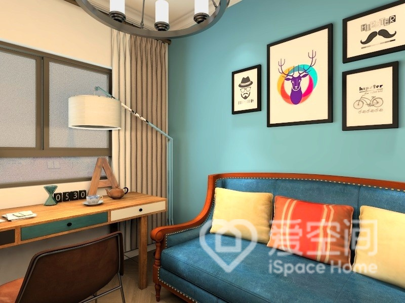 次卧以蓝白色为主色调，在空间中放置沙发后，彰显出现代空间的大气氛围，氤氲出优雅的格调。
