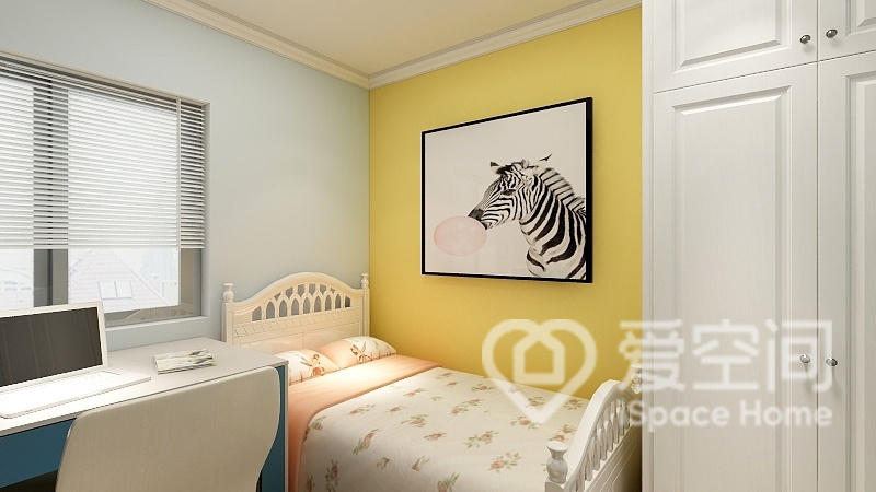 次卧美的很霸道，黄色墙面明媚清新，儿童床造型优雅，碎花床品细腻有品质，白色衣柜干净整洁。